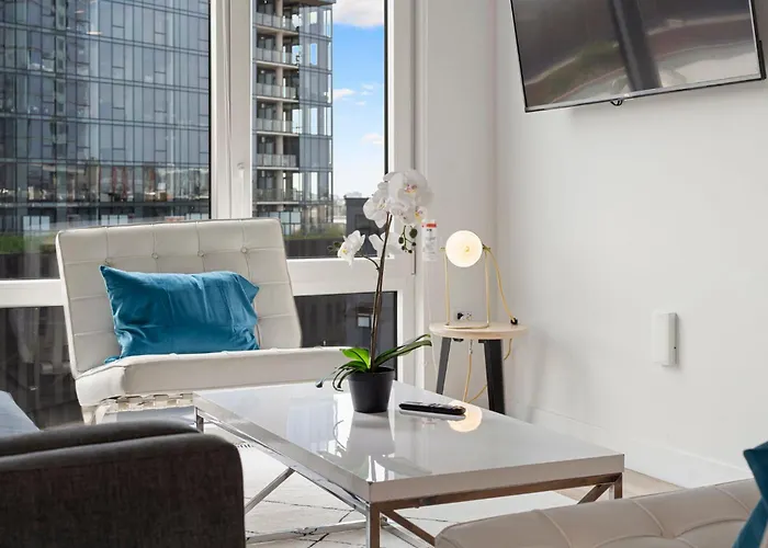 Hotel 2br Escape Bright Sleek Spacious Chicago