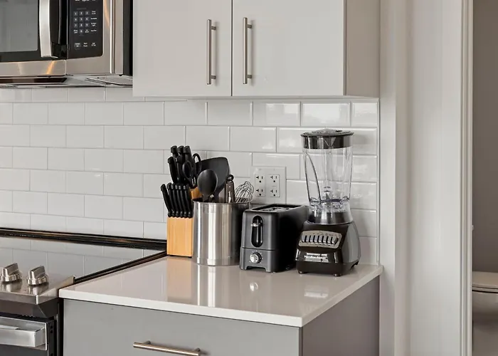 2br Escape Bright Sleek Spacious Chicago