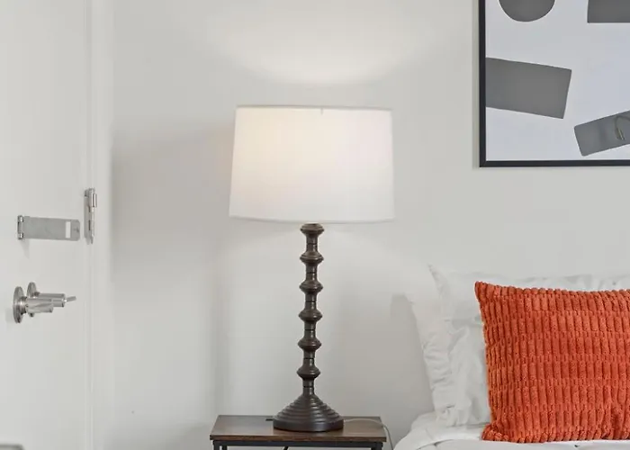 2br Escape Bright Sleek Spacious