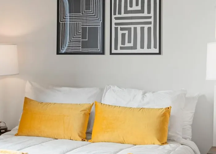 2br Escape Bright Sleek Spacious Hotel Chicago