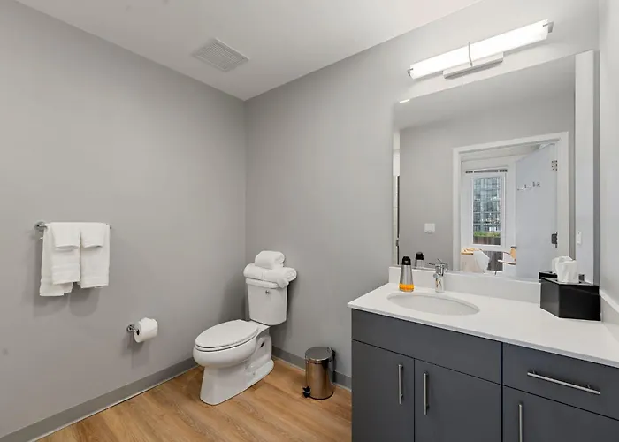 2br Escape Bright Sleek Spacious Hotel *