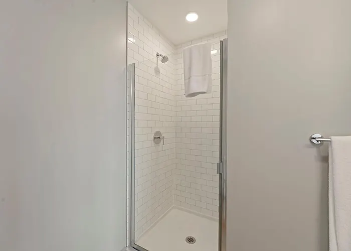 Hotel 2br Escape Bright Sleek Spacious *