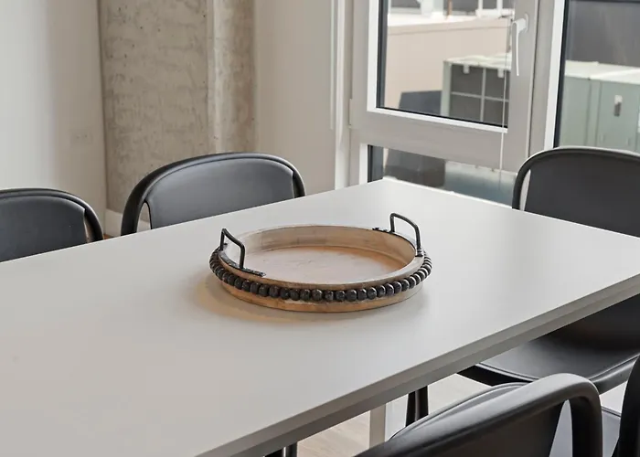 2br Escape Bright Sleek Spacious Chicago