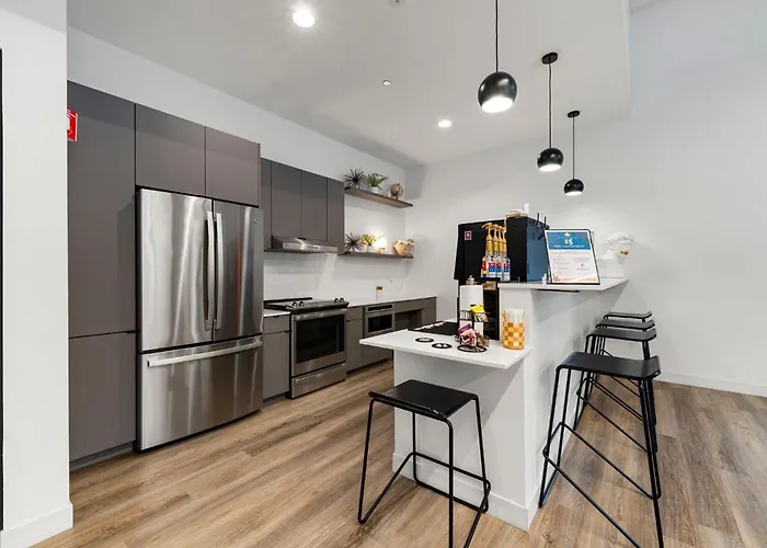 2br Escape Bright Sleek Spacious Chicago