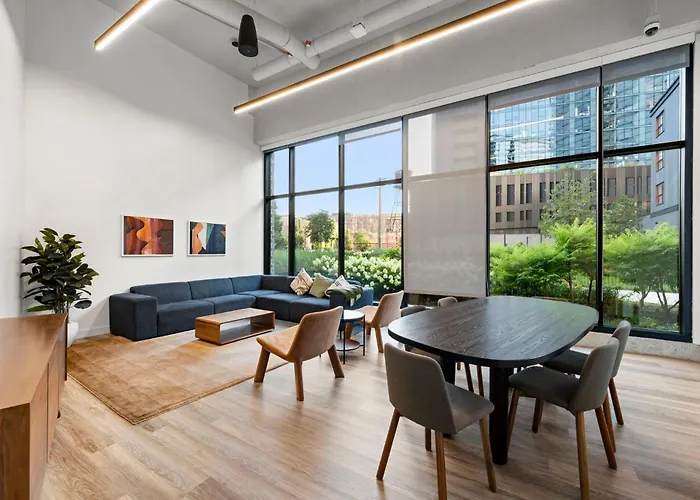 2br Escape Bright Sleek Spacious Chicago