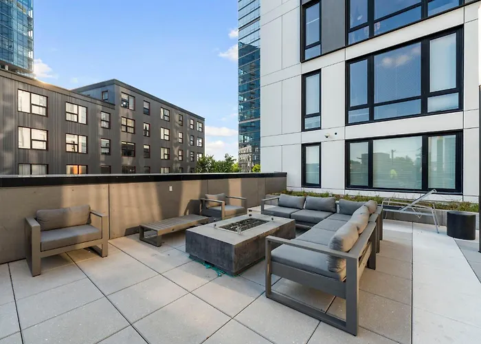 2br Escape Bright Sleek Spacious Chicago